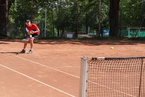 Karl-Friedrich Stracke ist Tennis-Spätstarter. Die Erfolge von Boris Becker haben bei ihm die Neugier für den weißen Sport geweckt, sagt die Nummer zwei des TV Alzey. Foto:  pakalski-press/Boris Korpak