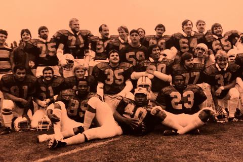 Football-Pioniere: Eine der ersten Mannschaften der Golden Eagles, Mitte der 80er-Jahre. Vorne rechts: Peter Wenke (Nummer 50). Foto: Mainz Golden Eagles 