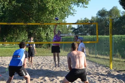 Mit Strandfeeling beim Trainingsauftakt: die Volleyballer des TuS Gensingen. Foto: Jochen Werner