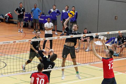 TGM-Mittelblocker Steffen Schaak macht am Netz für die Gonsenheimer Volleyballer den Punkt.