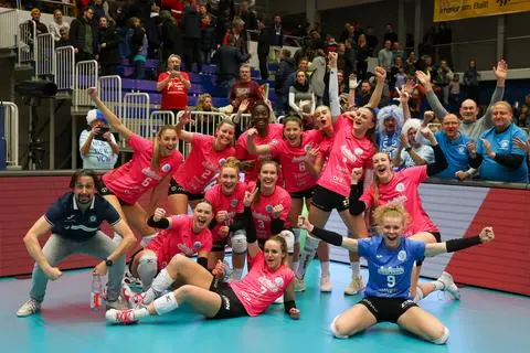 So bejubelte der VCW den Erfolg in Dresden in der Hauptrunde. Nun ist am Samstag auch ein Sieg im Play-off-Viertelfinale in Sachsen nötig, damit die Saison nicht für den VC Wiesbaden beendet ist. 