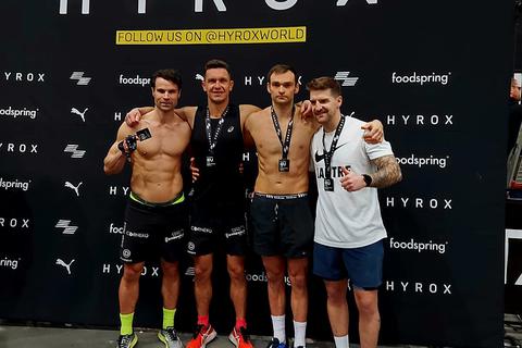 Dimitri Ulajew, Sascha Ahrens, Lukasz Dreger und Andy Schröder holten bei der Hyrox-Europameisterschaft in Maastricht Silber im Staffel-Wettbewerb.