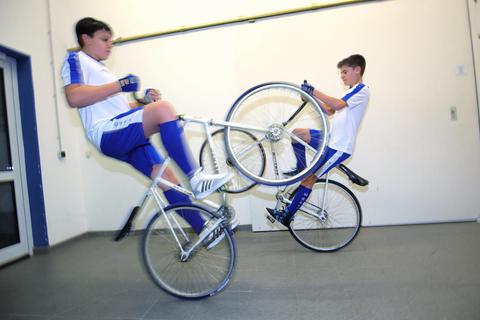 Die beiden Radball-Talente Felix (links) und Tom Beismann beherrschen ihr Sportgerät. Foto: hbz/Harry Braun