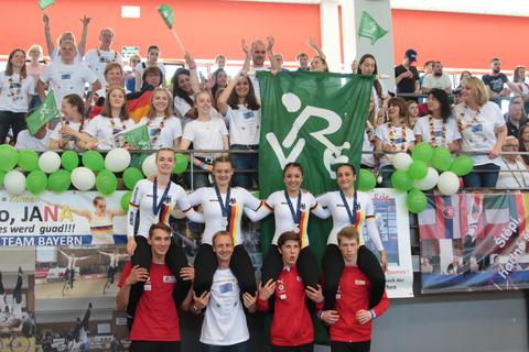 Die RVE-Fans feiern das erfolgreiche Team. Foto: Wilfried Schwarz