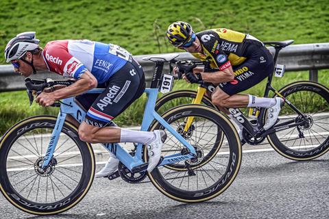 Ab 1. April ist Schluss mit der sogenannten Supertuck-Position, in der die Radprofis Mathieu van der Poel (links) und Wout van Aert hier beim E3 Preis in Harelbeke fahren. Foto: Picture Alliance/Roth
