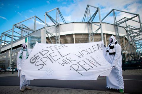 Fan-Protest beim Geisterspiel in Mönchengladbach - bislang blieb es das einzige in der Bundesliga während der Corona-Krise.  Foto: dpa 