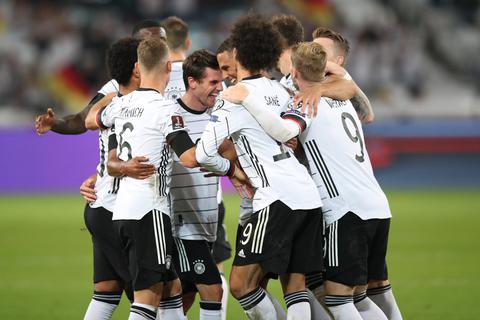 Deutschlands Spieler jubeln zusammen mit Jonas Hofmann (M) nach seinem Treffer zum 5:0.  Foto: dpa