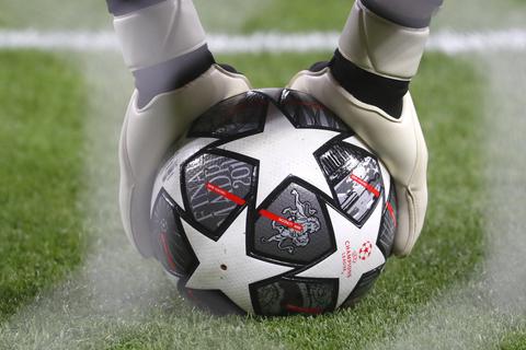 Ein Torwart wärmt sich mit dem offiziellen Spielball der Champions League auf.  Foto: dpa