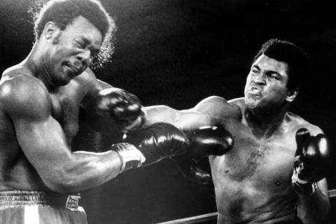 Die Entscheidung beim Rumble in the Jungle“: Muhammad Ali (rechts) schlägt George Foreman k. o. Archivfoto: imago