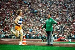 Norbert Südhaus und sein Coup im Olympiastation: Der Schüler aus NRW läuft die finale Runde und lässt sich wie ein Sieger feiern. Ist er aber nicht.