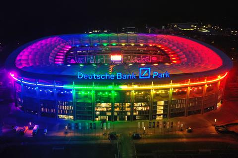 Der Frankfurter Deutsche Bank Park leuchtet in Regenbogenfarben. Eintracht Frankfurt. 