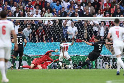 Englands Raheem Sterling (Mitte) erzielt das 1:0 gegen Deutschland.  Foto: dpa