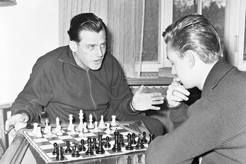 Herbert Widmayer (links), der Stratege: Beim Schach tüftelte der Trainer die Rasentaktik aus.  Archivfoto: imago 