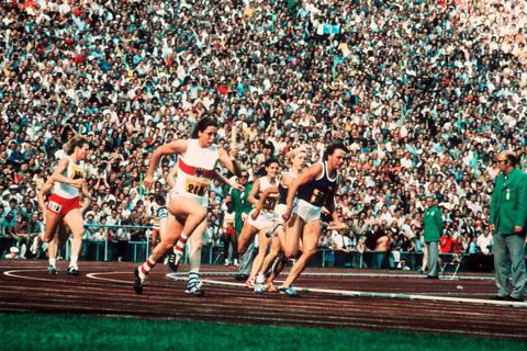 Die Leistungen von Heide Rosendahl (Mitte) prägen viele Erinnerungen an Olympia 1972. Die Sprinterin siegte im Weitsprung, führte die Staffel zu Gold vor der DDR (rechts Renate Stecher) und gewann Silber im Fünfkampf. Foto: dpa 
