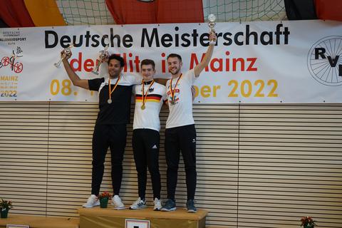Die Medaillengewinner der Kunstrad-DM in Mainz: Marcel Jüngling, Lukas Kohl und Max Maute (von links). Foto: Karin Wurth