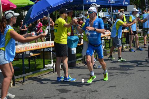 Ausschließlich flüssige Nahrung nimmt Patrick Lange während eines Ironman zu sicher, hier bei der Europameisterschaft 2018 in Frankfurt. Foto: Udo Döring