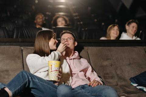 Pärchen im Kino mit Popcorn. Foto: Pavel Danilyuk/ Pexels