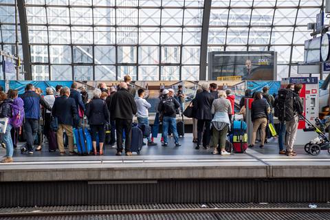 Bei Zugverspätungen stehen Bahnreisenden Rechte zu. Es wird empfohlen, die Verspätung zu dokumentieren, Bestätigungen durch Bahnpersonal oder Fotos von den Anzeigetafeln können als Nachweis dienen.