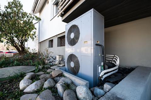 Lüftungsanlage einer Wärmepumpe: Eigentümer bekommen mit den Fördermitteln Unterstützung bei einer Sanierung ihres Gebäudes, die dauerhaft Energiekosten einspart.