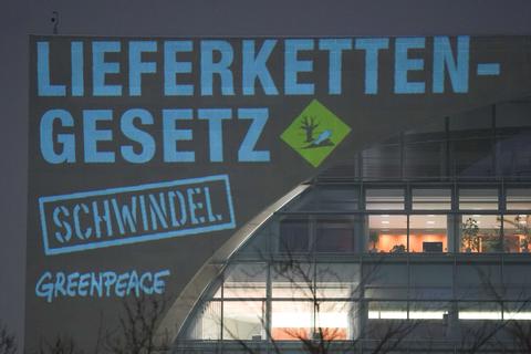 Nicht nur von Greenpeace gibt es Kritik am geplanten Lieferkettengesetz. Doch worum geht es dabei eigentlich genau? Foto: dpa/ Jörg Carstensen