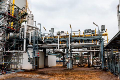 Viele Industriebetriebe, hier eine Anlage der Firma Evonik in Rheinfelden, verbrauchen viel Erdgas, oft zur Bereitstellung von Prozesswärme. Ein Teil davon ließe sich durch grünen Strom ersetzen, heißt es in einer Studie die Think-Tanks "Agora Industrie". Foto: dpa 