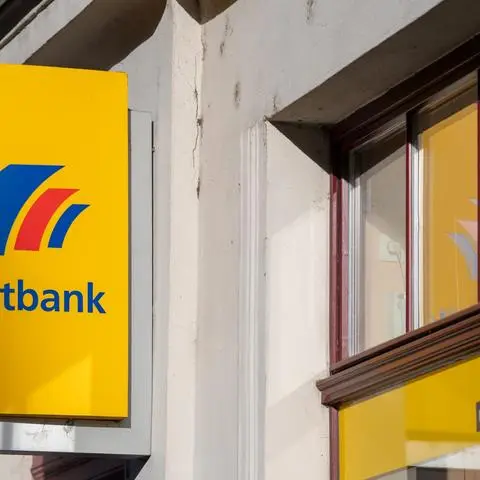 Die Deutsche Bank dünnt das Filialnetz der Tochter Postbank deutlich aus.