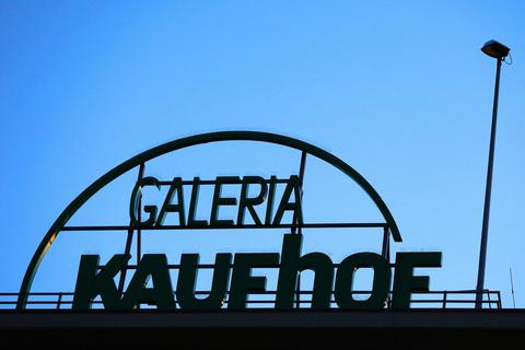 Düstere Zeiten: Bei Karstadt Kaufhof und seinen 28 000 Beschäftigten wird kräftig gespart. Auf der Strecke bleiben knapp 5300 Mitarbeiter und 62 Standorte. Foto: dpa