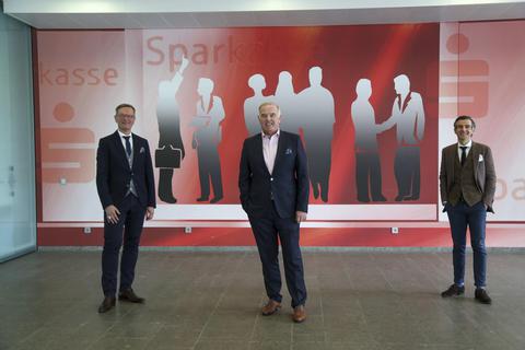 Sparkassenchef Manfred Neßler (Mitte) übergibt die Geschäfte zum 1. Juli an seinen Nachfolger Markus Euler (links) und Ramon Moral Hellermann. Foto: Guido Schiek