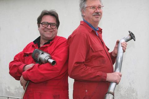 Können das Schrauben nicht lassen: Wolfgang Schneider (links) und Beda von den Driesch.Foto: Christine Tscherner  Foto: Christine Tscherner