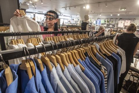 Das Kaufhaus Braun hat in den vergangenen Monaten an die 10 000 Kleiderbügel geordert, auch für die fünf Geschäfte in Groß-Gerau. Foto: Vollformat/Volker Dziemballa