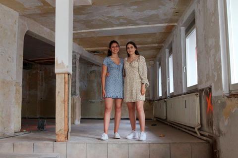 Noch wird in den Innenräumen kräftig gearbeitet, im Oktober sollen dann die ersten Gäste kommen: Valeria (links) und Chiara Filippelli freuen sich darauf.  Foto: Tanja Freudenmann 