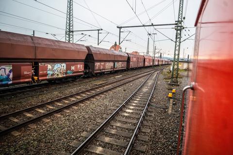 Ein Güterzug, beladen mit Kohle, am Bahnhof in Plochingen, Baden-Württemberg.
